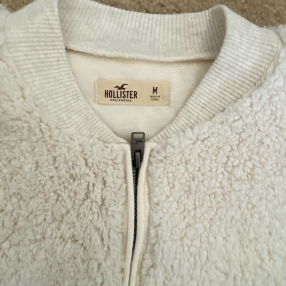 Hollister - Picture 7 of 7